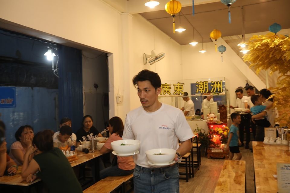 Liên Bỉnh Phát “chạy bàn” khi rảnh rỗi. Ảnh: NSCC
