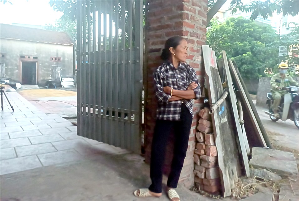 Gia đình Bà Tân Vlog đang là tâm điểm chỉ trích sau khi con trai bà là Hưng Vlog bị xử phạt vì đăng video nhảm.