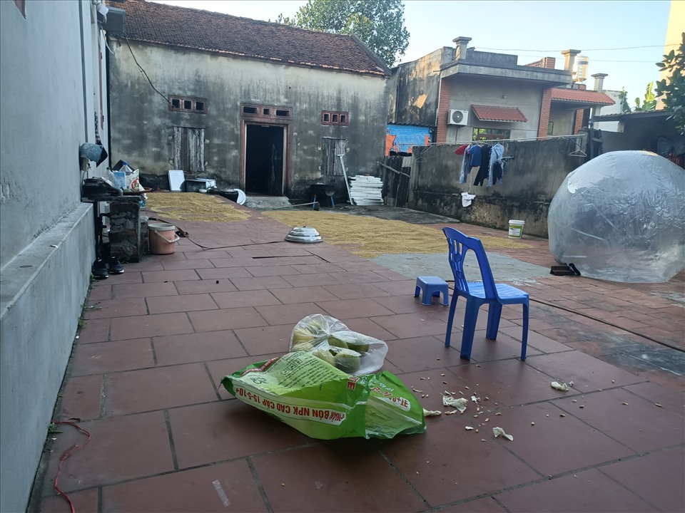 Khoảng sân được Bà Tân Vlog thực hiện rất nhiều video nấu ăn cùng con trai.