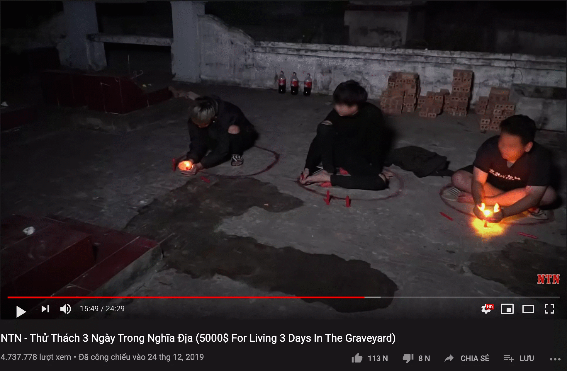 Một hình ảnh trong clip ngủ tại nghĩa địa trên kênh NTN Vlogs. Ảnh: Chụp màn hình.