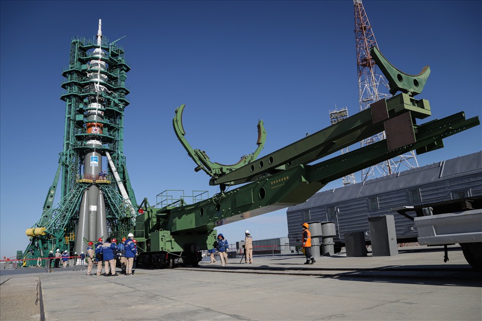 Thực hiện sứ mệnh chưa từng có sắp tới là 2 phi hành gia Nga và 1 phi hành gia NASA. Ảnh: Roscosmos