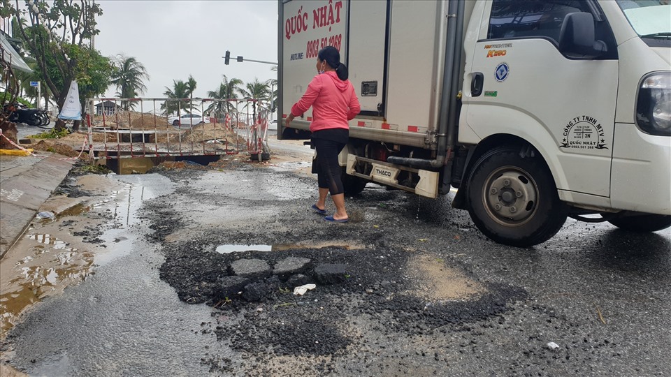 Nhiều người dân bức xúc, việc thi công dự án trên các tuyến đường Trần Bạch Đằng, Nguyễn Văn Thoại, Đỗ Bá kéo dài nhưng mãi không xong. Chưa hết, chủ đầu tư chủ quan thiếu lắp đặt các biển cảnh báo khiến người đi đường gặp nguy hiểm trong mùa mưa bão. Ảnh: Hữu Long