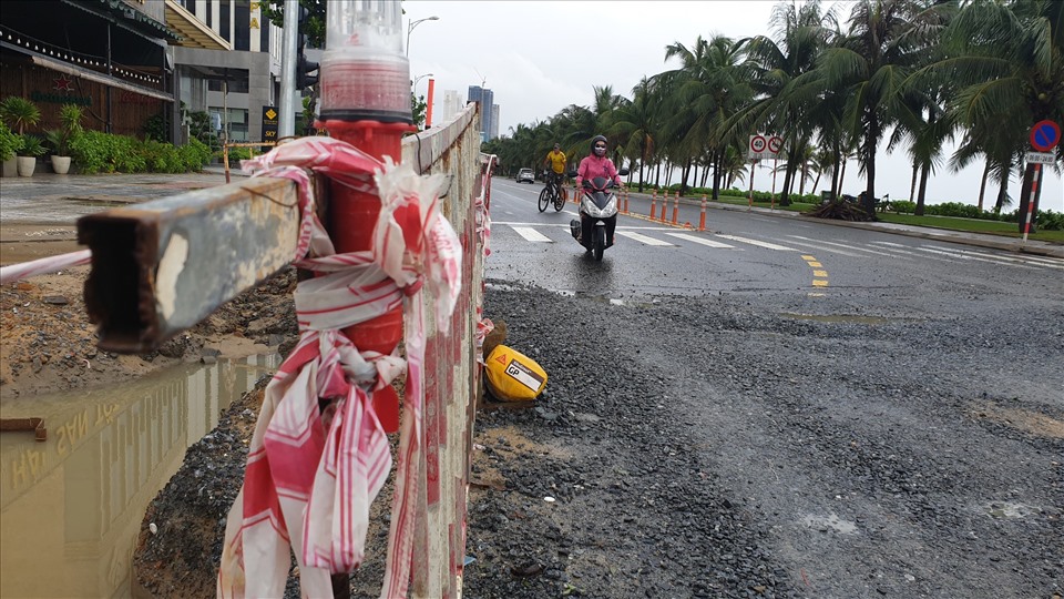Nhiều người dân bức xúc, việc thi công dự án trên các tuyến đường Trần Bạch Đằng, Nguyễn Văn Thoại, Đỗ Bá kéo dài nhưng mãi không xong. Chưa hết, chủ đầu tư chủ quan thiếu lắp đặt các biển cảnh báo khiến người đi đường gặp nguy hiểm trong mùa mưa bão. Ảnh: Hữu Long