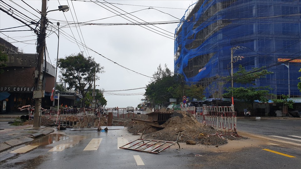 Nhiều hố sâu trên đường Nguyễn Văn Thoại được rào chắn tạm bợ, tiềm ẩn rủi ro cho người dân qua lại trong mùa mưa lũ. Ảnh: Hữu Long
