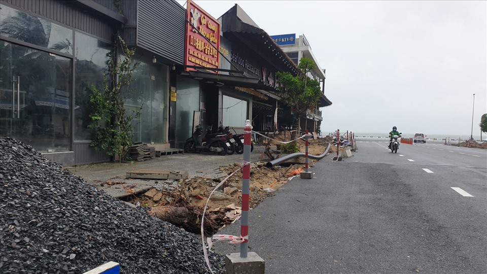 Nhiều hố sâu trên đường Nguyễn Văn Thoại được rào chắn tạm bợ, tiềm ẩn rủi ro cho người dân qua lại trong mùa mưa lũ. Ảnh: Hữu Long
