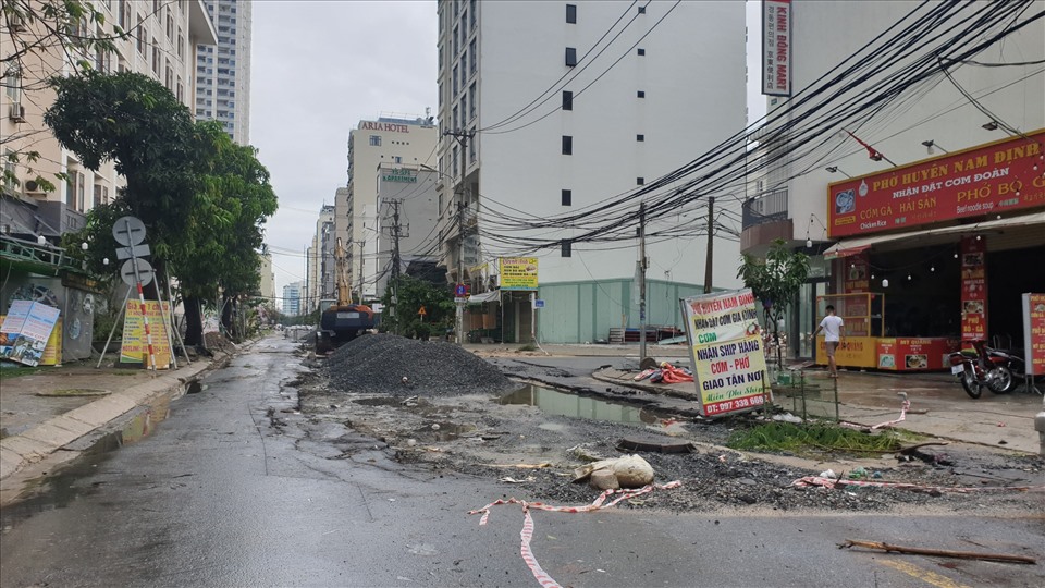 Việc chủ đầu tư thi công chậm tiến độ khiến tuyến đường Trần Bạch Đằng trở nên nham nhở. Ảnh: Hữu Long