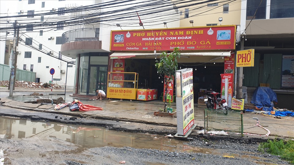 Việc chủ đầu tư thi công chậm tiến độ khiến tuyến đường Trần Bạch Đằng trở nên nham nhở. Ảnh: Hữu Long