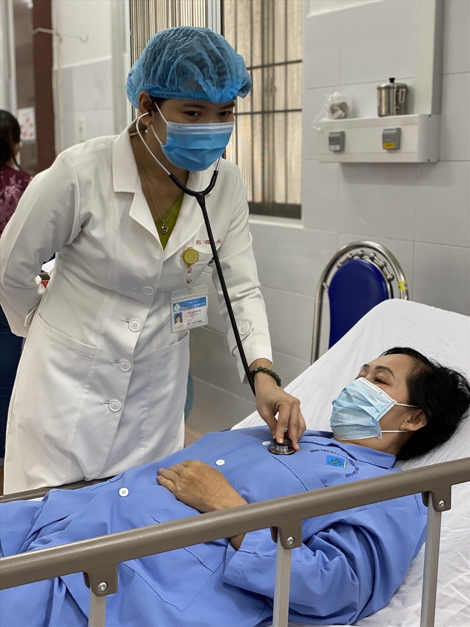 Bác sĩ thăm khám cho bệnh nhân sau can thiệp. Ảnh: bệnh viện cung cấp