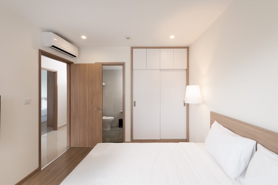 Khách thuê có 2 lựa chọn căn hộ: Căn trang bị cơ bản bao gồm giường, đệm, tủ quần áo, rèm, bếp, bình nóng lạnh, điều hòa; và Căn trang bị đủ đồ gồm nội thất cơ bát và trang bị thêm thiết bị điện tử gia đình: tivi, tủ lạnh, máy giặt.