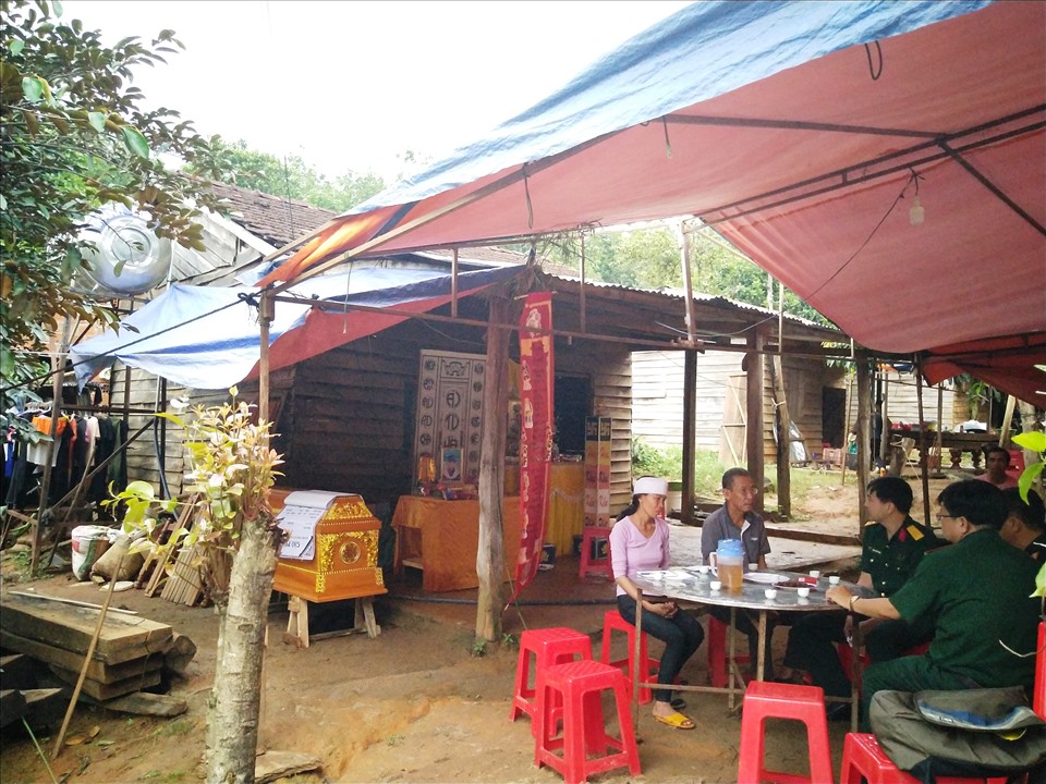 Gia đình vẫn để sẵn quan tài chờ tìm được cháu Long. Ảnh Thanh Tuấn