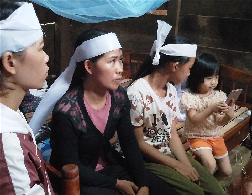 Chị Vinh (áo đen) thẫn thờ trước cái chết của chồng và con. Ảnh Thanh Tuấn