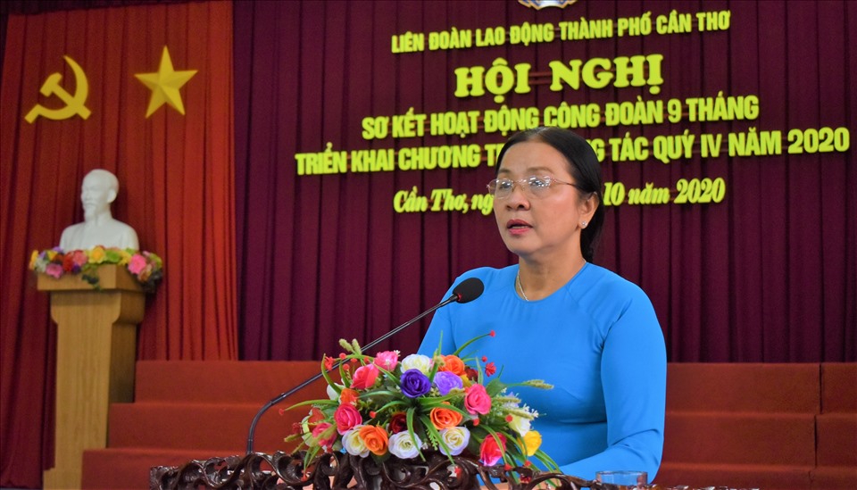 Phó Chủ tịch Thường trực LĐLĐ TP.Cần Thơ Huỳnh Thị Hiền báo cáo hoạt động công đoàn 9 tháng đầu năm 2020. Ảnh: Thành Nhân
