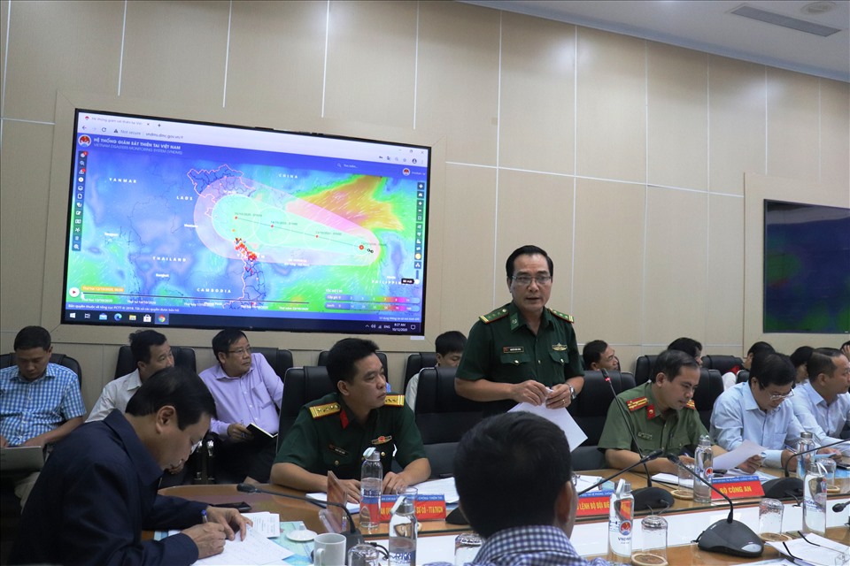 Ông Nguyễn Đình Hùng - Phó Trưởng phòng Cứu nạn Cứu hộ - Bộ đội Biên phòng thông tin về công tác ứng phó với áp thấp nhiệt đới có thể mạnh lên thành bão. Ảnh: Vũ Long