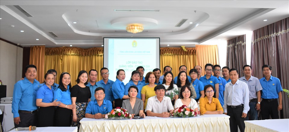 Lãnh đạo Ban Quan hệ Lao Động (thuộc Tổng LĐLĐ Việt Nam) chụp ảnh lưu niệm với các học viên. Ảnh: Thành Nhân