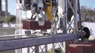 Robot đặt viên gạch lên phần vữa vừa được dàn đều một cách chính xác và ngay ngắn. Ảnh: Metro