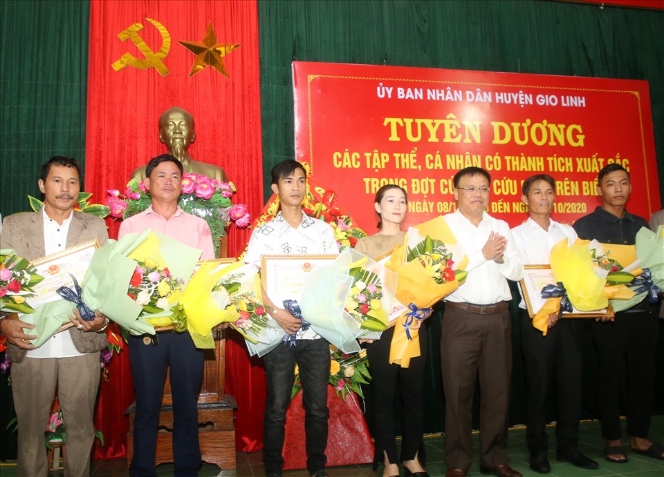 Trước khi nhận những bó hoa và phần quà này, những ngư dân Quảng Trị đã bất chấp nguy hiểm lao ra phía biển để tìm cách ứng cứu những người gặp nạn trên tàu Vietship 01. Ảnh: Hưng Thơ.