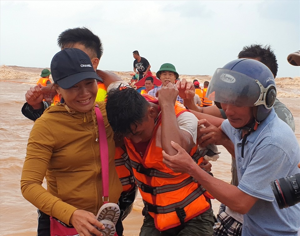 1 người mắc kẹt trên tàu Vietship 01 được tàu cá cứu hộ đưa vào bờ. Ảnh: Hưng Thơ.