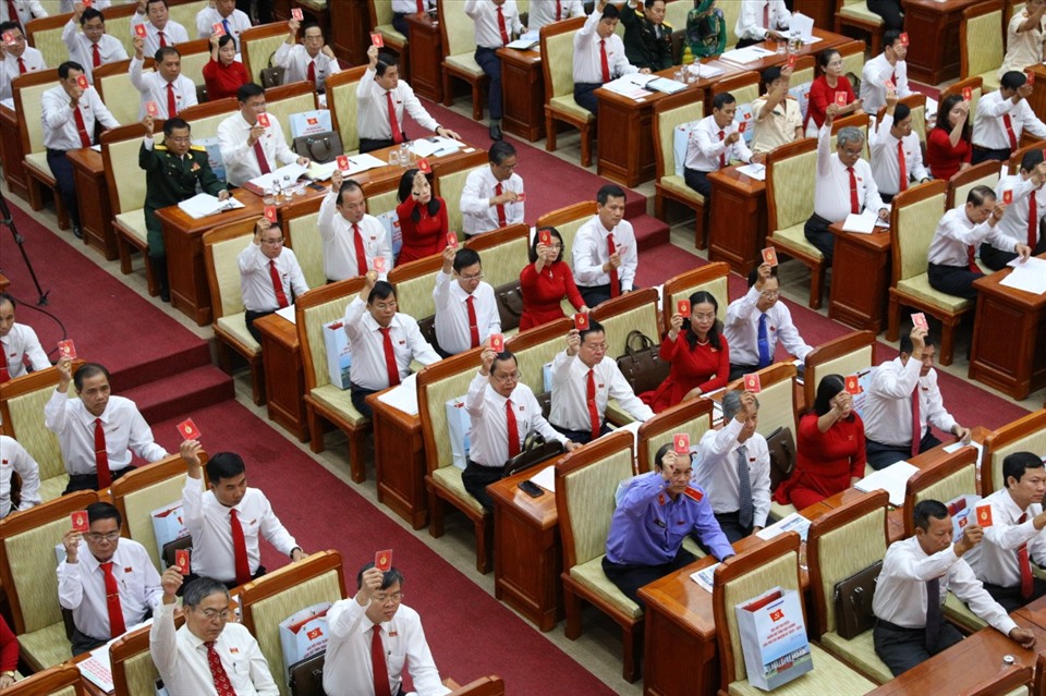 Tại phiên trù bị, các đại biểu thảo luận và biểu quyết thông qua quy chế làm việc, nội quy đại hội; bầu đoàn chủ tịch, đoàn thư ký, ban thẩm tra tư cách đại biểu; thông qua chương trình đại hội chính thức, hướng dẫn, chia tổ thảo luận đóng góp các dự thảo văn kiện của trung ương, của tỉnh... Ảnh: L.A.