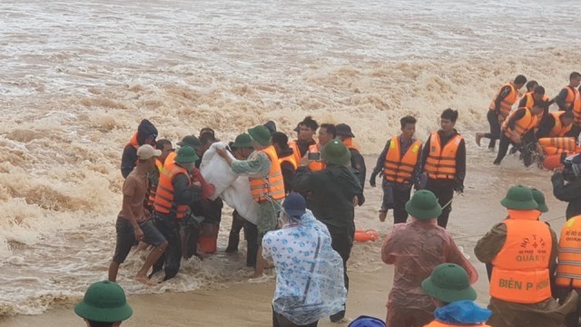 Lực lượng cứu hộ đưa thuyền viên mắc kẹt trên tàu Vietship 01 vào bờ. Ảnh: Hưng Thơ.