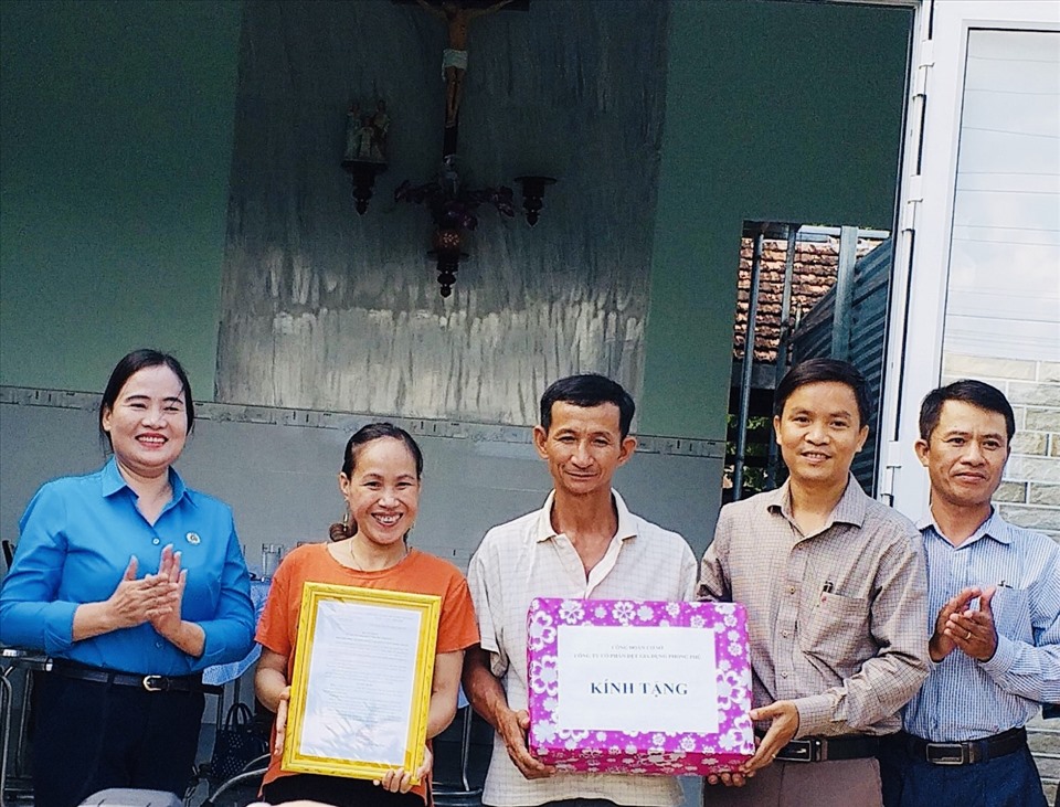 Niềm vui của đoàn viên khi nhận bàn giao nhà Mái ấm Công đoàn. Ảnh:Cao Liên