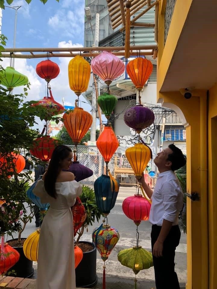 Đồ vật trang trí quán. Ảnh: NSCC
