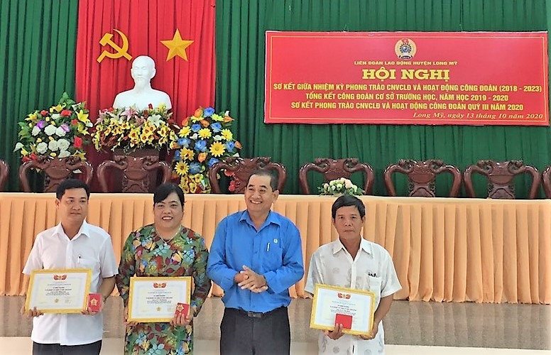 Đồng chí Kiều Văn Thọ - Phó Chủ tịch thường trực LĐLĐ tỉnh Hậu Giang - trao kỷ niệm chương cho các cá nhân. Ảnh: Hoài Phúc