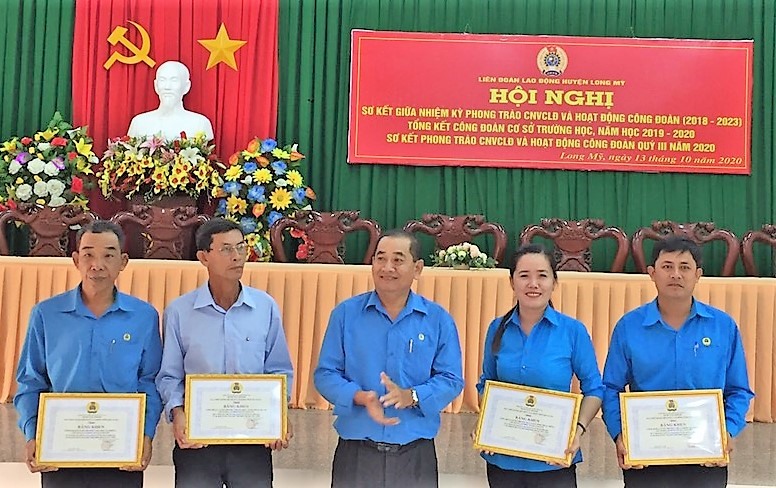 Tặng Bằng khen của LĐLĐ tỉnh Hậu Giang năm học 2019-2020. Ảnh: Hoài Phúc
