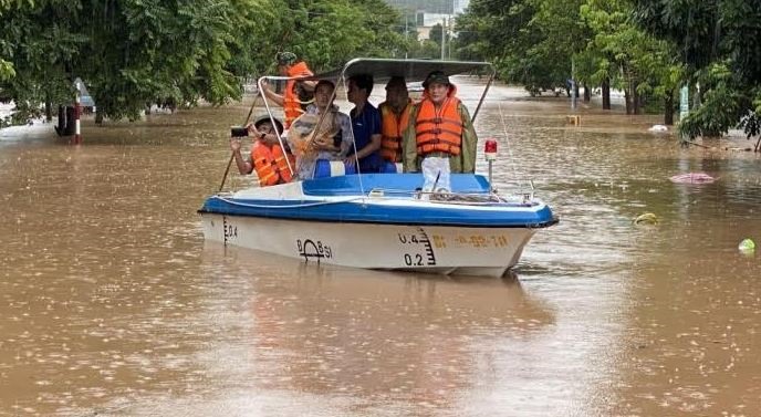 Lực lượng chức năng hỗ trợ sơ tán dân khỏi nơi nguy hiểm. Ảnh: Quảng Trị