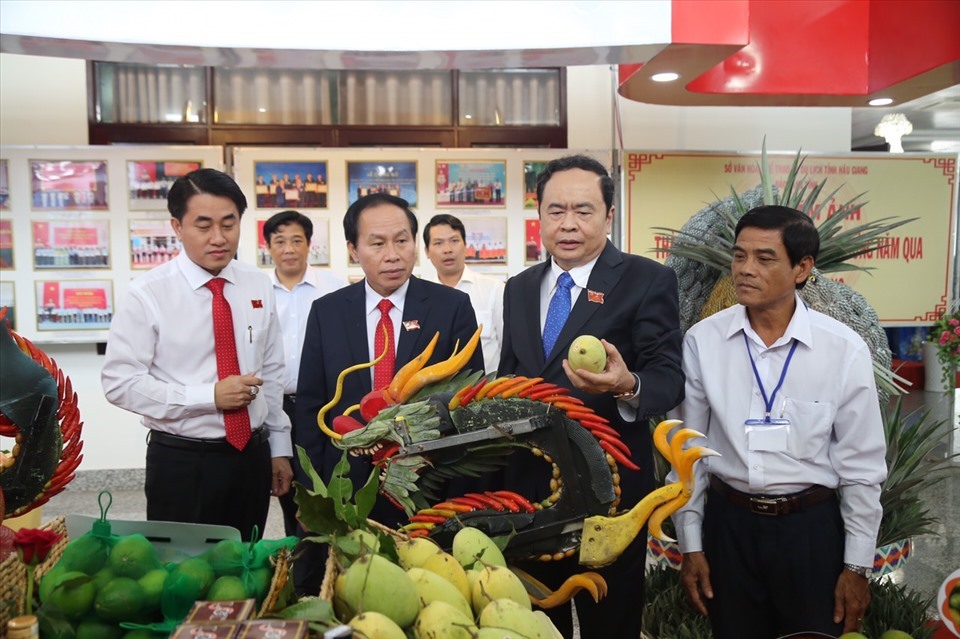 Đồng chí Trần Thanh Mẫn và các đại biểu tham quan triển lãm bên lề Đại hội. Ảnh: Q.T.