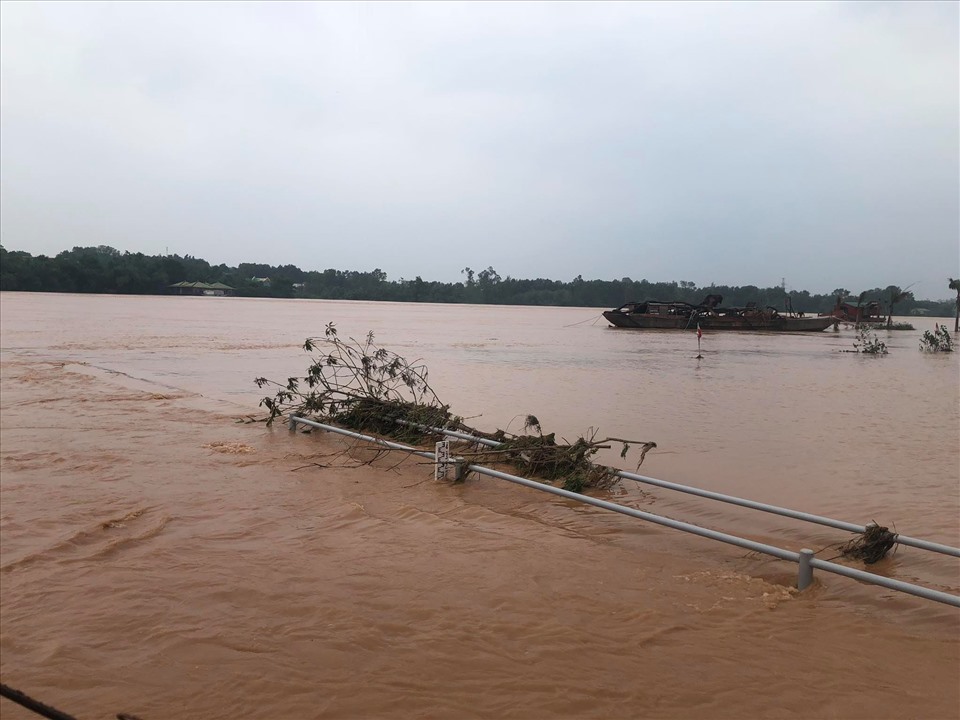Bão số 7 sắp đổ bộ gây mưa lớn, nhiều khu vực miền Trung đang ngập băng trong lũ. Ảnh: Trần Trung Kiên