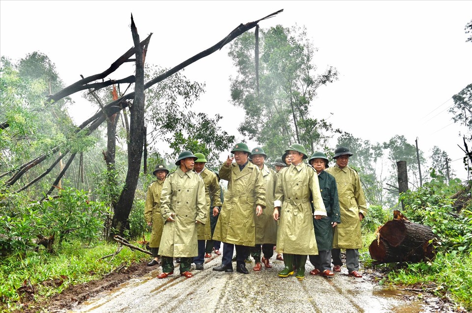Phó Thủ tướng Chính phủ Trịnh Đình Dũng chỉ đạo công tác cứu hộ tại Thủy điện Rào Trăng 3. Ảnh: Nhật Bắc