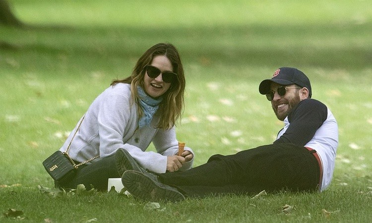 Lily James từng vướng tin đồn hẹn hò với “Đội trưởng Mỹ” Chris Evans. Ảnh: Dailymail.
