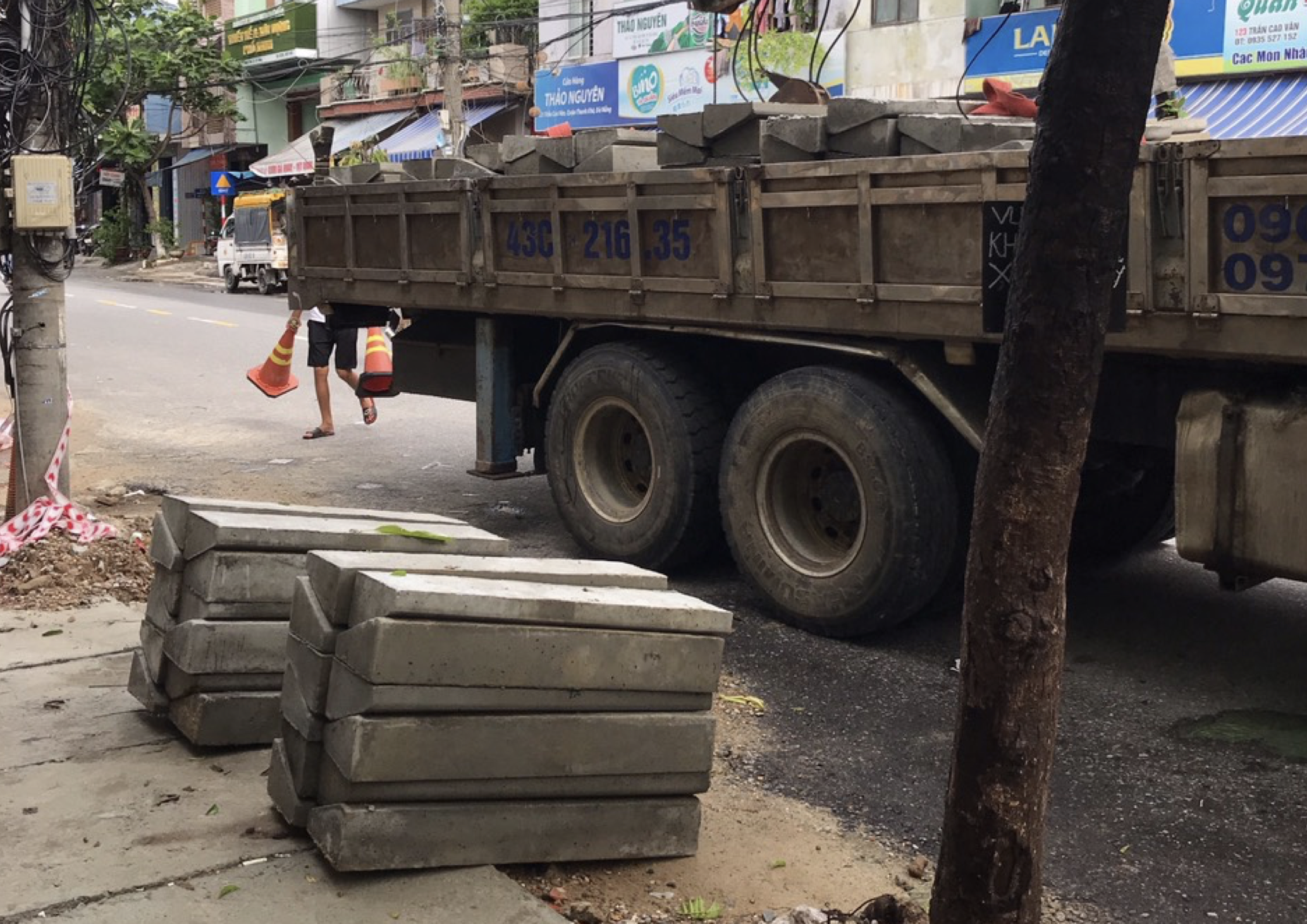Sau khi báo Lao Động phản ánh, chủ đầu tư dự án cải tạo vỉa hè đã tổ chức thi công, đặt biển báo, khắc phục các khu vực hố sâu... Ảnh: Hữu Long