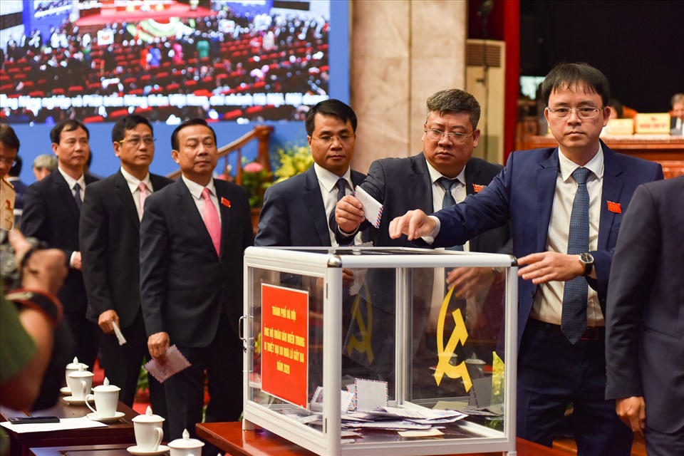Các đại biểu ủng hộ đồng bào miền Trung. Ảnh: P.Đ