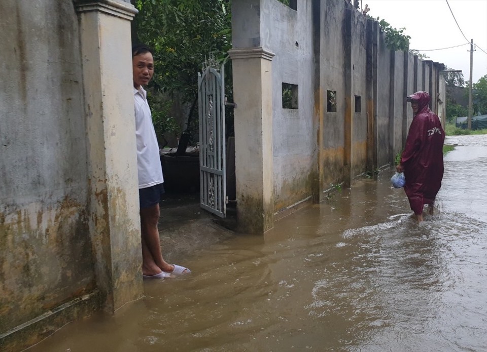 Người dân thôn Quang Nam 2 vẫn mong mỏi được giải tỏa đền bù để di dời tài sản lên các khu vực cao ráo và thoát cảnh ngập lũ. Ảnh: Hữu Long