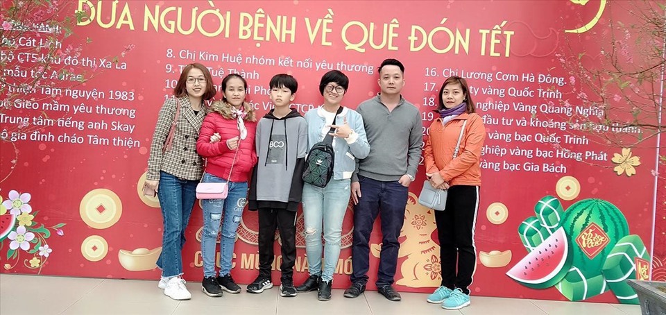 Hỗ trợ những chuyến xe về quê ăn Tết cho bệnh nhân nghèo. Ảnh: NVCC