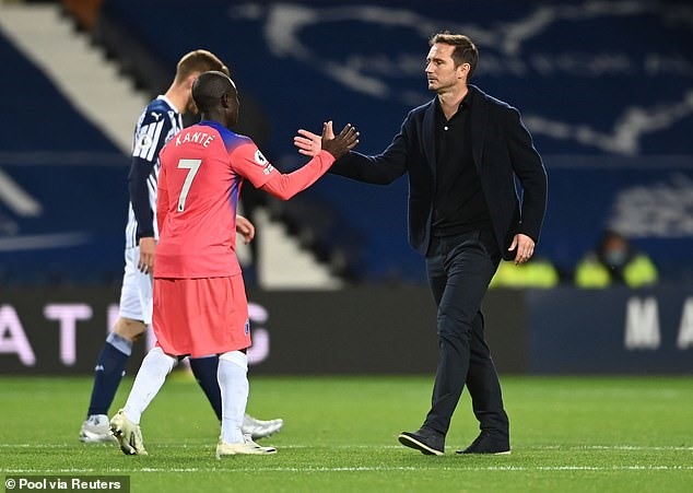 Lampard đang rắn với Kante. Ảnh: Pool.