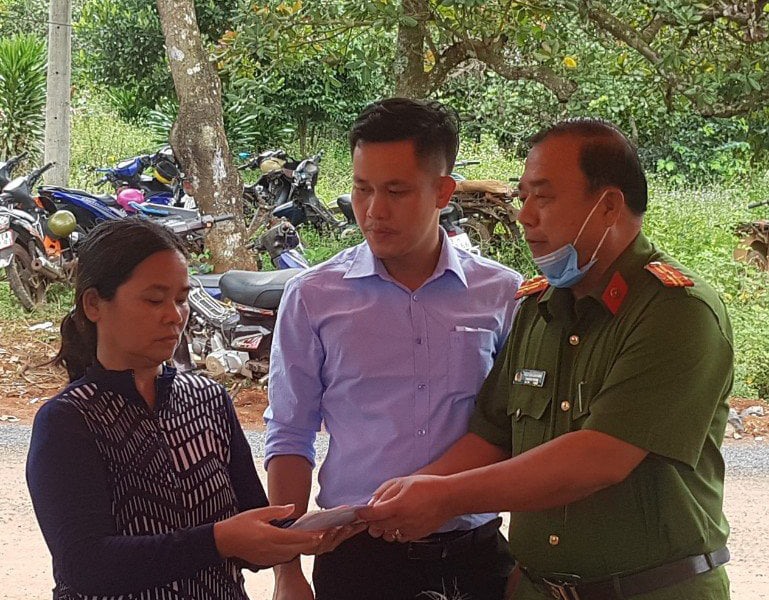 Đoàn hỗ trợ mỗi gia đình 7 triệu đồng. Ảnh: T.Thành