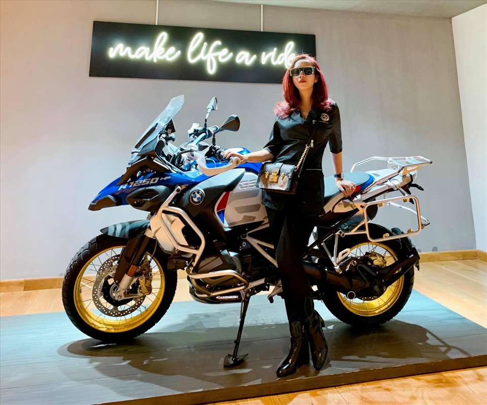 Sự kết hợp giữa môtô và thời trang có thể làm cho người phụ nữ trở nên thời thượng hơn. Ảnh: NVCC.