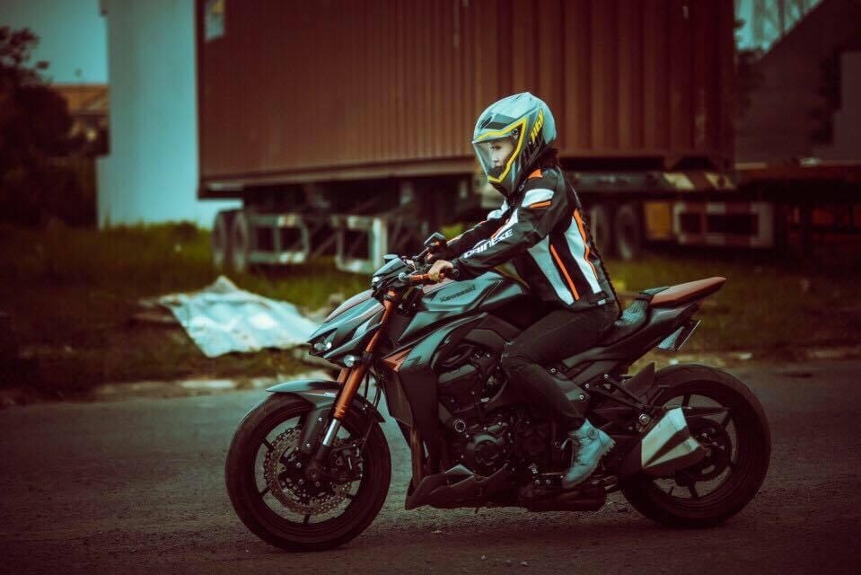 Nữ biker Tina trên chiếc xe Z1000 của mình. Ảnh: NVCC.