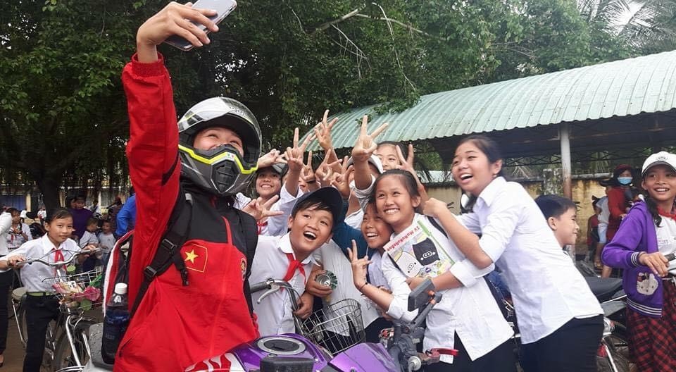 Chị Tina trong một chuyến đi từ thiện bằng moto PKL. Ảnh: NVCC.