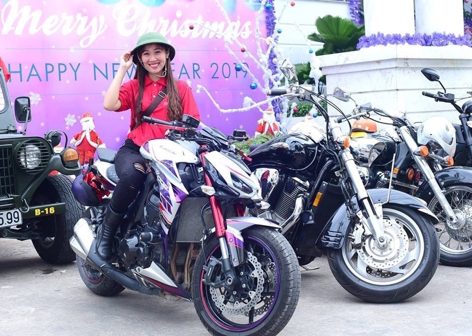 Chị Tina tuy tập võ và chơi moto nhưng lại có vẻ ngoài cực kì nữ tính. Ảnh: NVCC.