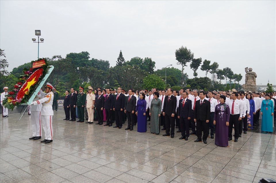 Đoàn đại biểu dự Đại hội đại biểu Đảng bộ TPHCM lần thứ XI dâng hương các Anh hùng Liệt sĩ, tưởng nhớ Chủ tịch Hồ Chí Minh.