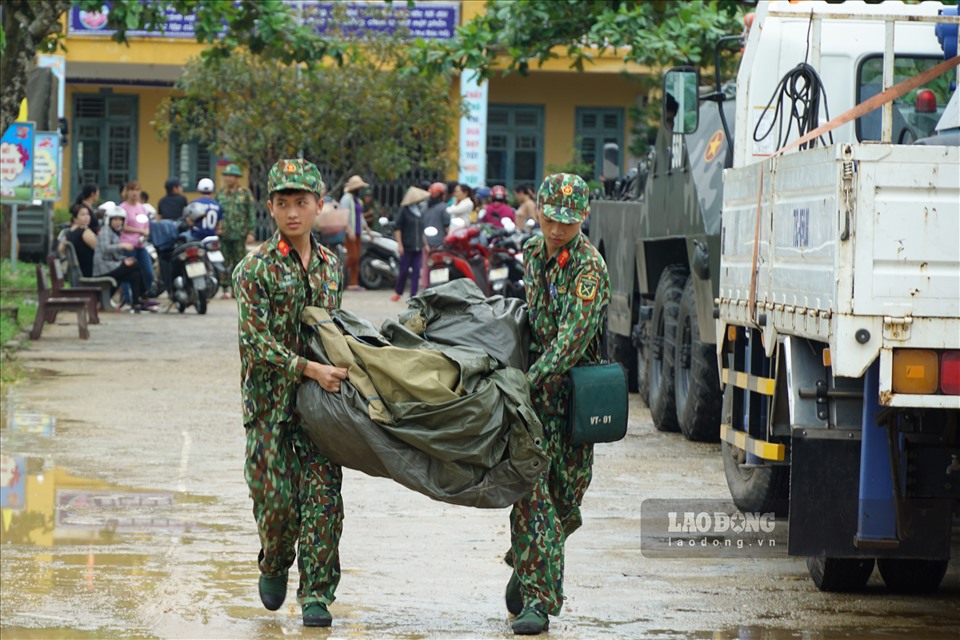 Huy động hàng trăm chiến sĩ tìm kiếm cứu nạn vụ sạt lở thuỷ điện Rào Trăng 3. Ảnh: Tùng Giang chụp sáng 14.10.