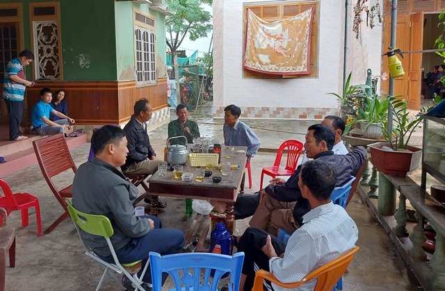 Nhiều người đến thăm hỏi, nghe ngóng sau tin anh Sáng tử vong. Ảnh: Trần Tuấn.