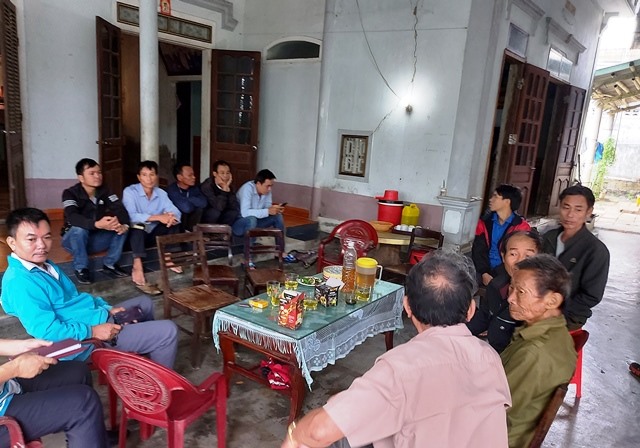 Bà con, hàng xóm đến thăm hỏi tại gia đình anh Nội. Ảnh: Trần Tuấn.