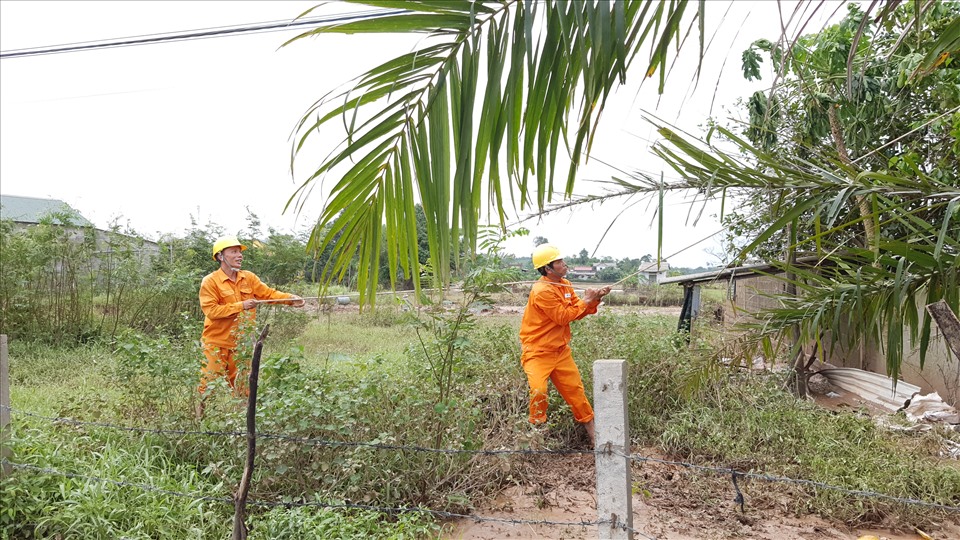 Công nhân kiểm tra, sửa chữa lưới điện để kịp đóng điện ngay khi đảm bảo an toàn