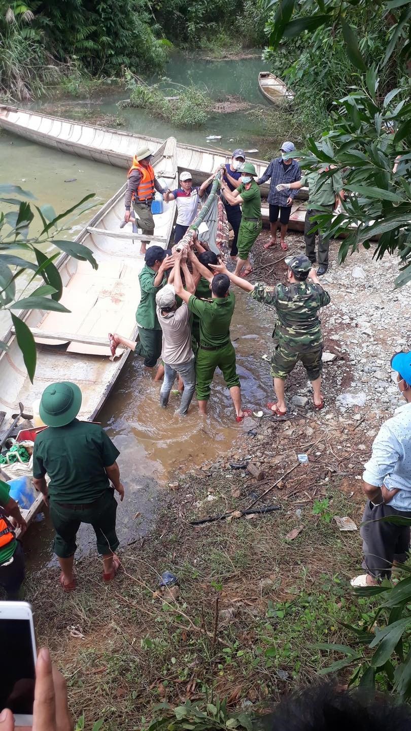 Đã có 1 người chết được đưa ra ngoài. Ảnh: Hương Cần