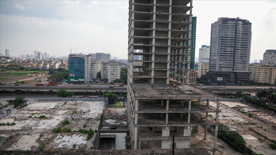 Tòa tháp Vicem Tower của Tổng Cty Ximăng (Vicem) “đắp chiếu” thời gian dài tại Nam Từ Liêm - Hà Nội. Ảnh: Phan Anh