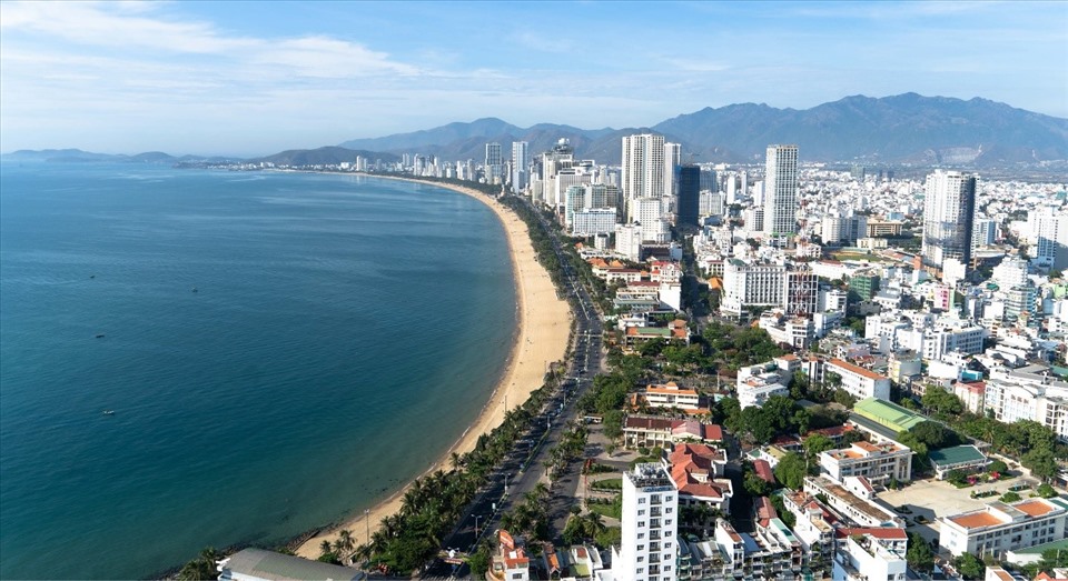 Quỹ đất khu vực ven biển đường Trần Phú khan hiếm cả quỹ đất phát triển cũng như các dự án căn hộ thương mại.